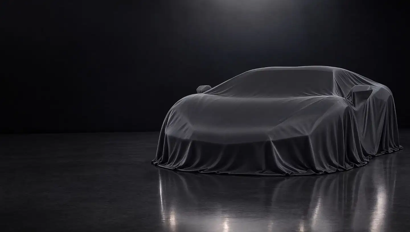 Fahrzeug unter einer Abdeckplane im Showroom von Prestigious Cars, dahinter das Firmenschild – beim Scrollen wird es enthüllt (KI-Visualisierung)