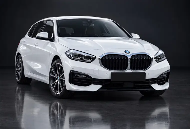 Weißer BMW 1er aus dem Bestand im Studio (KI-Visualisierung)
