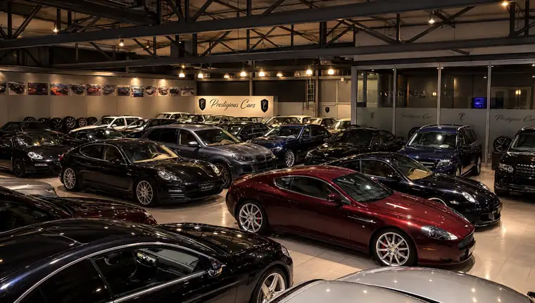 Blick in den Showroom von Prestigious Cars (KI-Visualisierung)