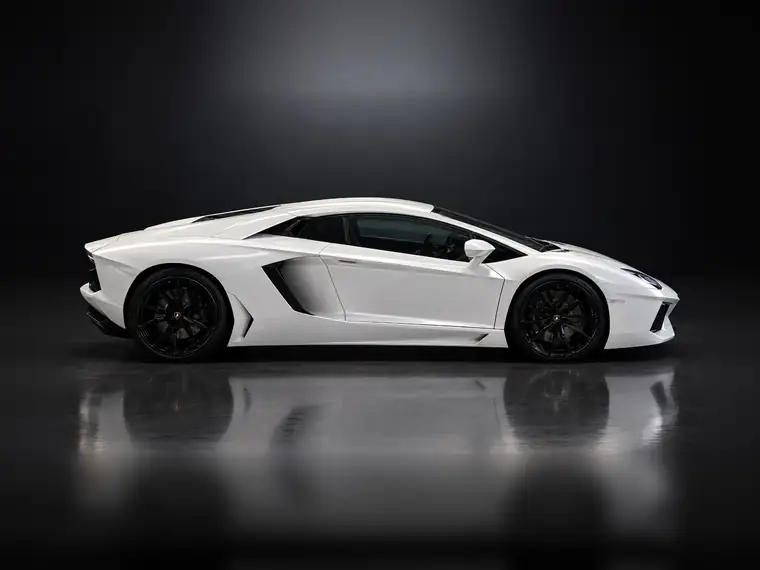 Lamborghini Aventador aus dem Bestand seitlich im Studio (KI-Visualisierung)