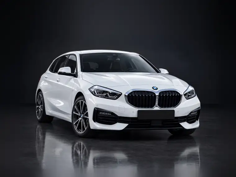 Weißer BMW 1er im Studio (KI-Visualisierung)