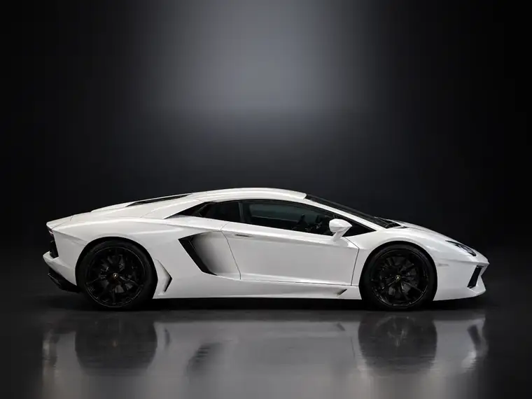 Lamborghini Aventador seitlich im Studio (KI-Visualisierung)